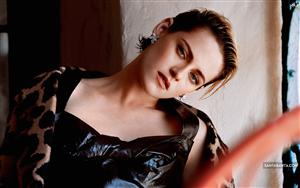 Kristen Stewart looks hypnotizing and mesmerizing